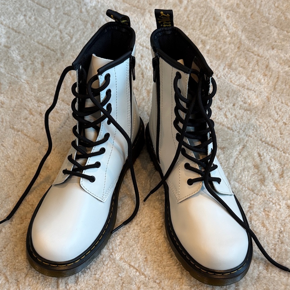 DR. MARTENS JUNIOR 1460 LEATHER LACE UP BOOTS